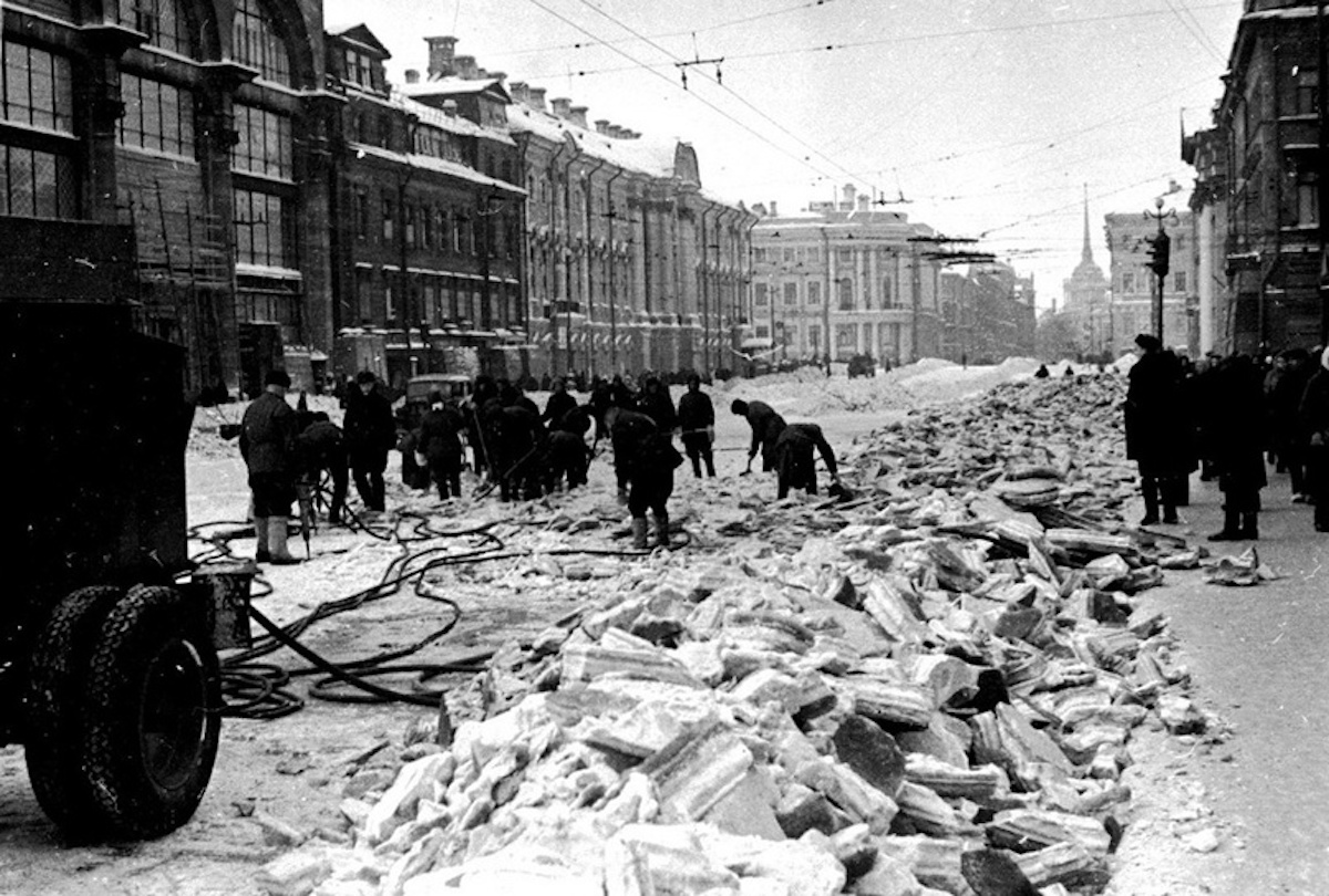 Жизнь осажденного города. Блокада Ленинграда 1942 год.